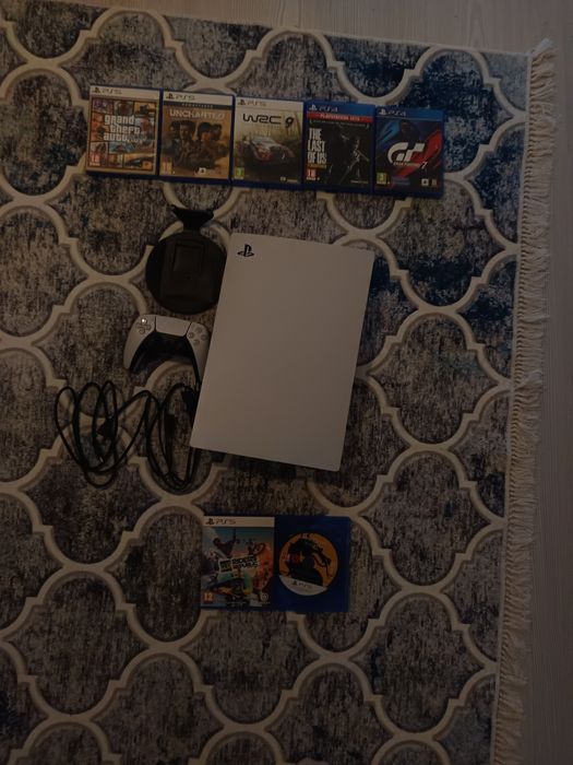 Продавам PlayStation 5 Disc Edition (2020 модел) в отлично състояние.