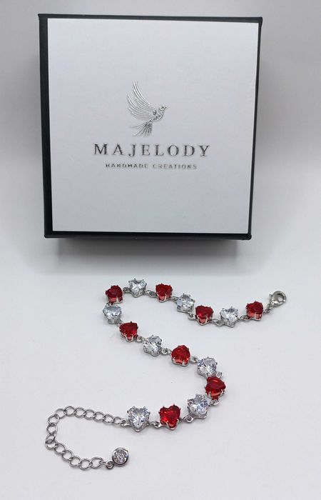 Луксозна гривна мартеничка с кристални сърца подарък за 8 март