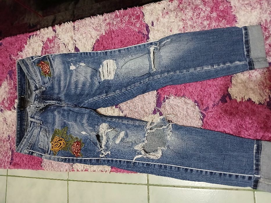 Blugi în stare perfecta