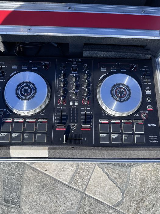 Продавам кейс със  конзола pioneer и мишпулт mackie