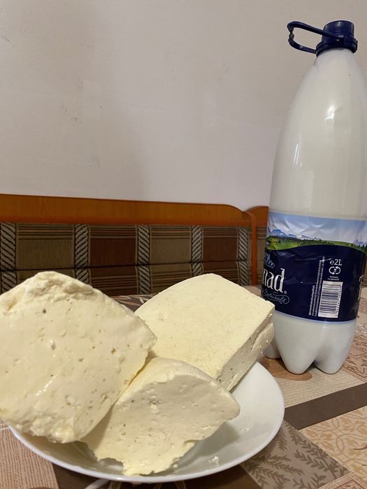 Vând lapte și brânză de vaci