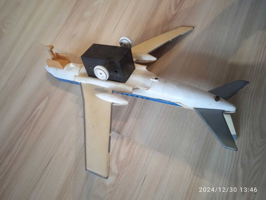 Самолетче Matchbox и стара руска играчка ламаринен самолет