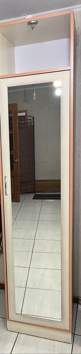 Закрытый шкаф с зеркалом