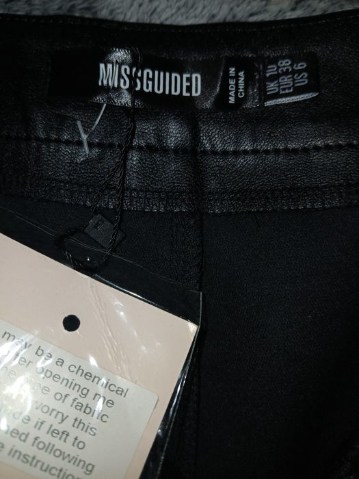 Pantaloni scurti din imitație piele