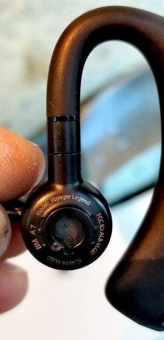 Блутут хендсфри слушалка Plantronics Voyager Legend със заряден кейс