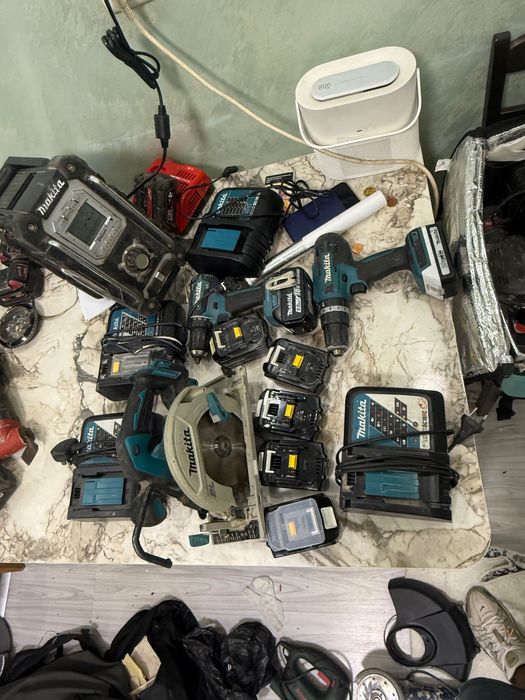 Makita 18V комплект – DHS680, 2 винтоверта, радио, батерии и зарядни