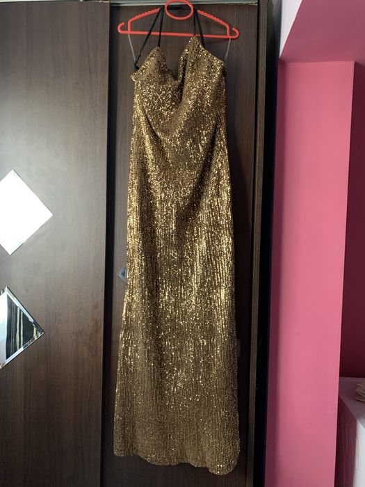 Официална рокля с пайети и гол гръб