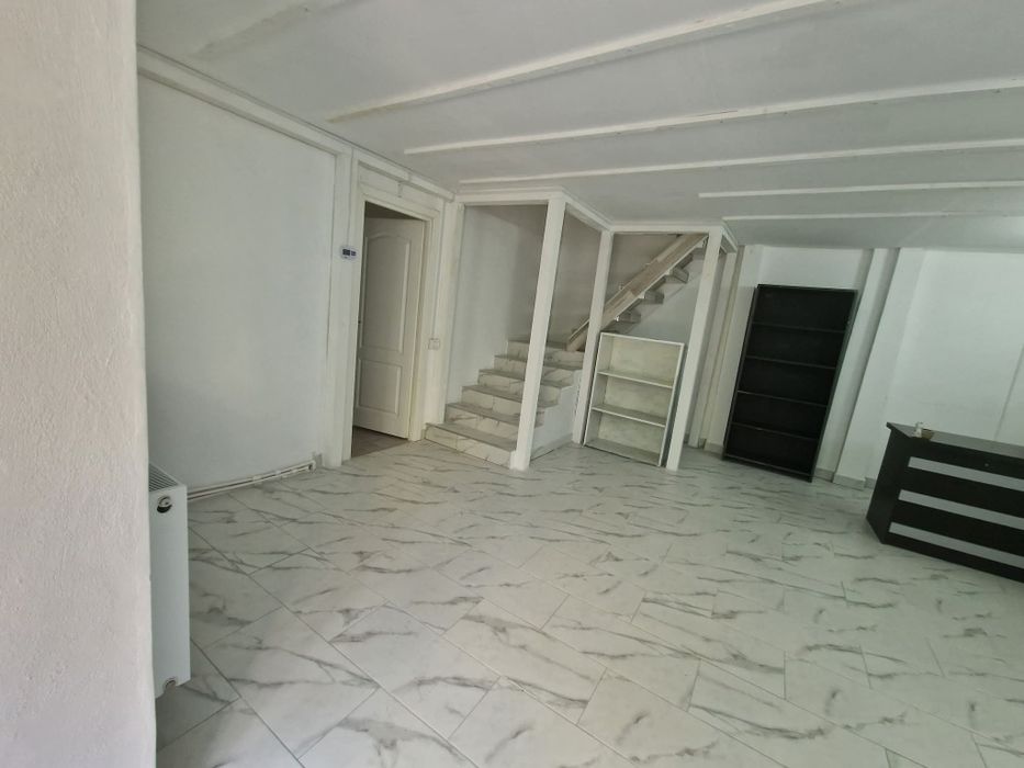 Spațiu comercial !