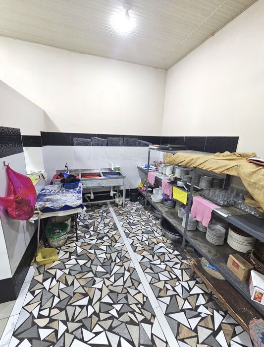 Продаётся действующее кафе в центре Кибрая.