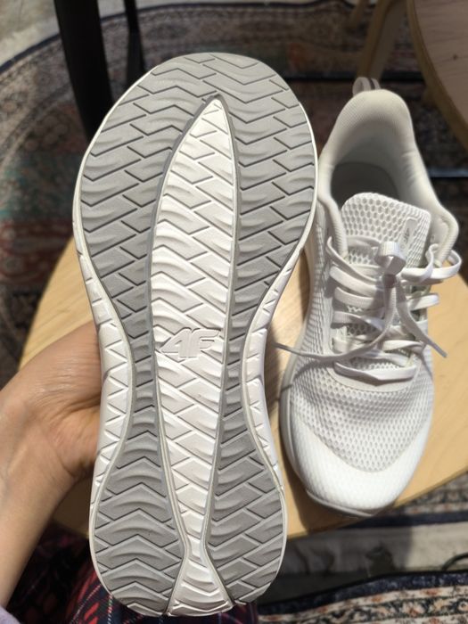 Продам кроссы новые