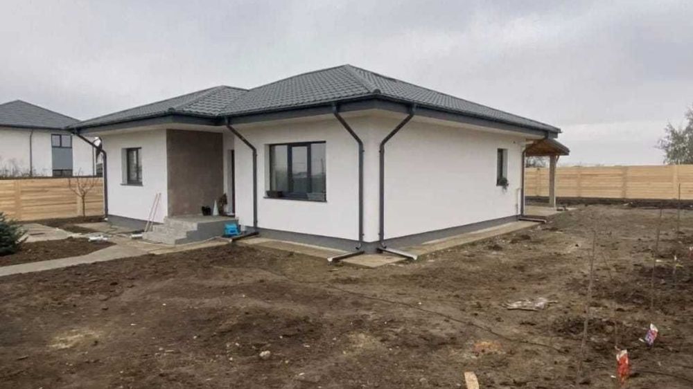 Casa la rosu 250 euro mp și 500 euro la gata