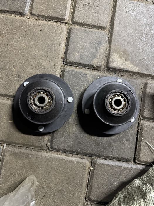 Чашка передние от BMW 525/E34  оригинал ELASTMETALL  131 572