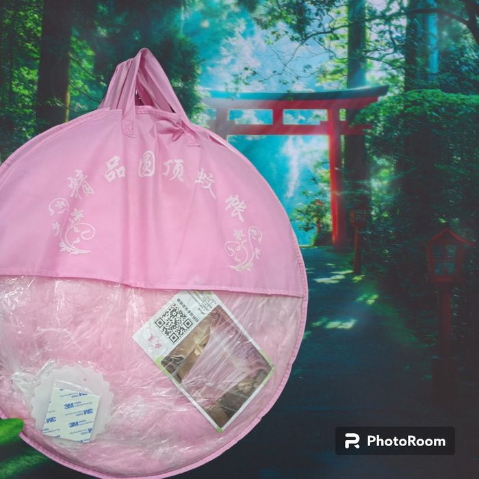 Bolajonlarni pashsha va chivinlardan saqlovchi gumbazli parda.