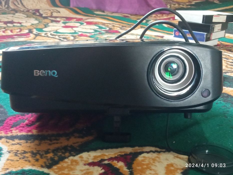 Proyiktor nomi BENQ