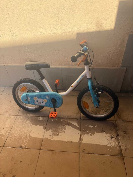 Bicicleta copil cu casca  de protectie stare foarte buna