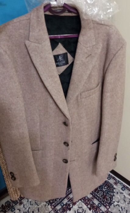 Erkaklar kiyimi paltosi sotiladi