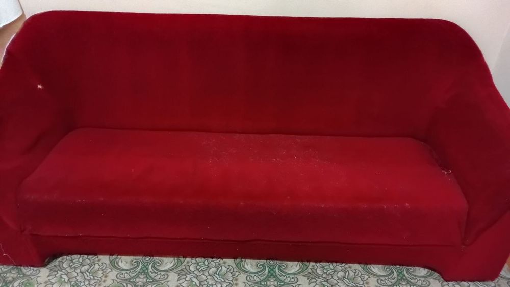 Qizil rossiski divan