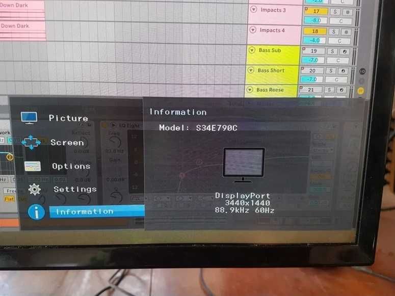 Monitor curbat Samsung S34E790C rezolutie 3440x1440 panel VA difuzoare
