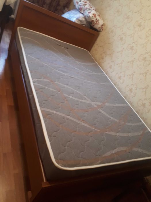 кровать с матрасом