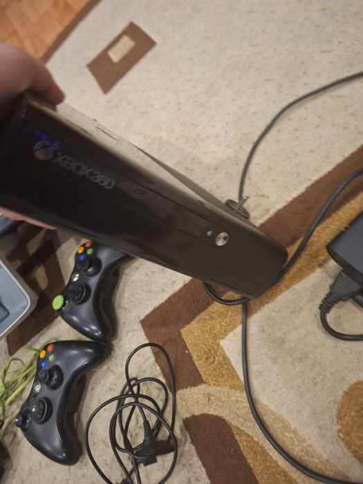 Xbox 360 E 1tb merge forte si are foarte mult jucuri