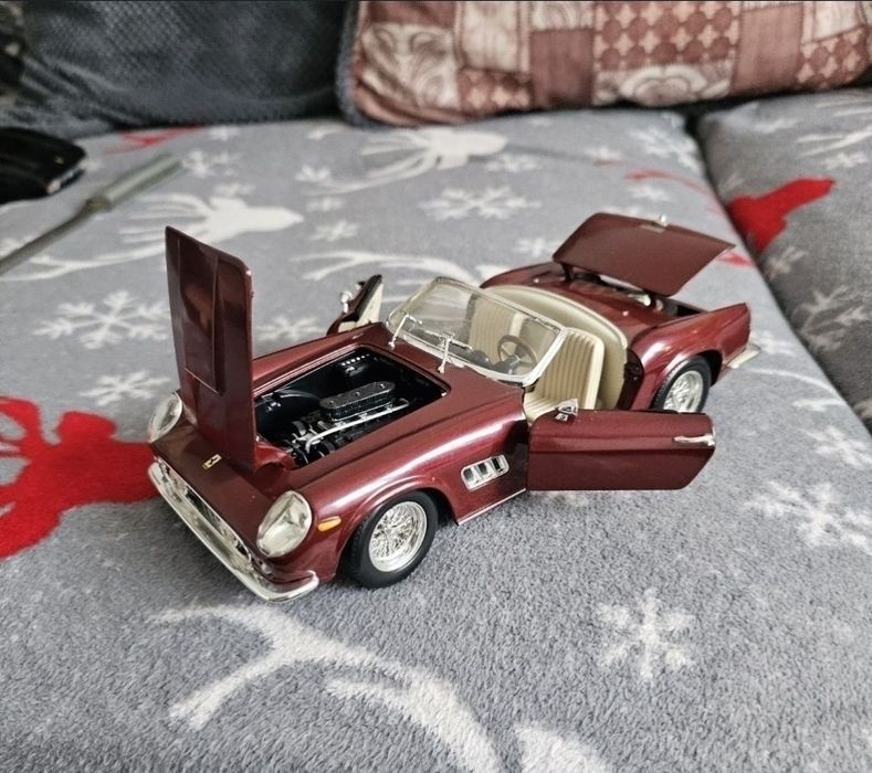 Macheta metalica ferrari 250 gt california spider howtheels scara 1:18