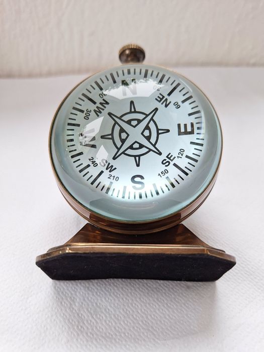 Часовник настолен бронзов с ретро дизайн 





Настолен бронзов часовн