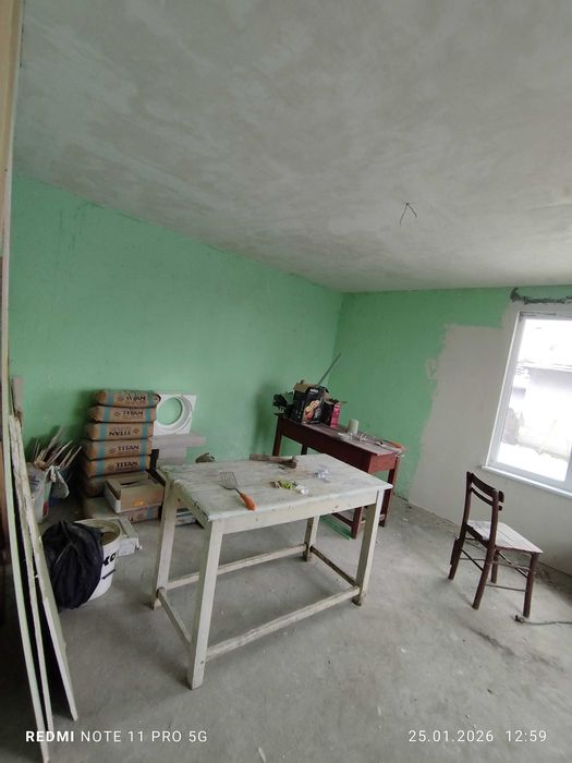 Продавам къща с двор в с. Новград