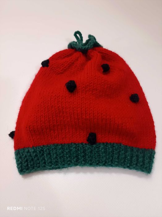 Ръчно плетена детска шапка