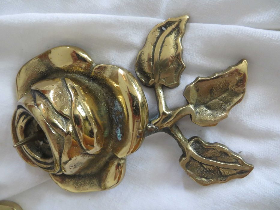 Антикварни свещници, ваза, прибори за гасене на свещи