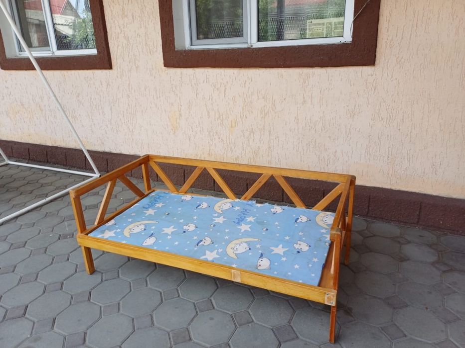 Кровать детская деревянная