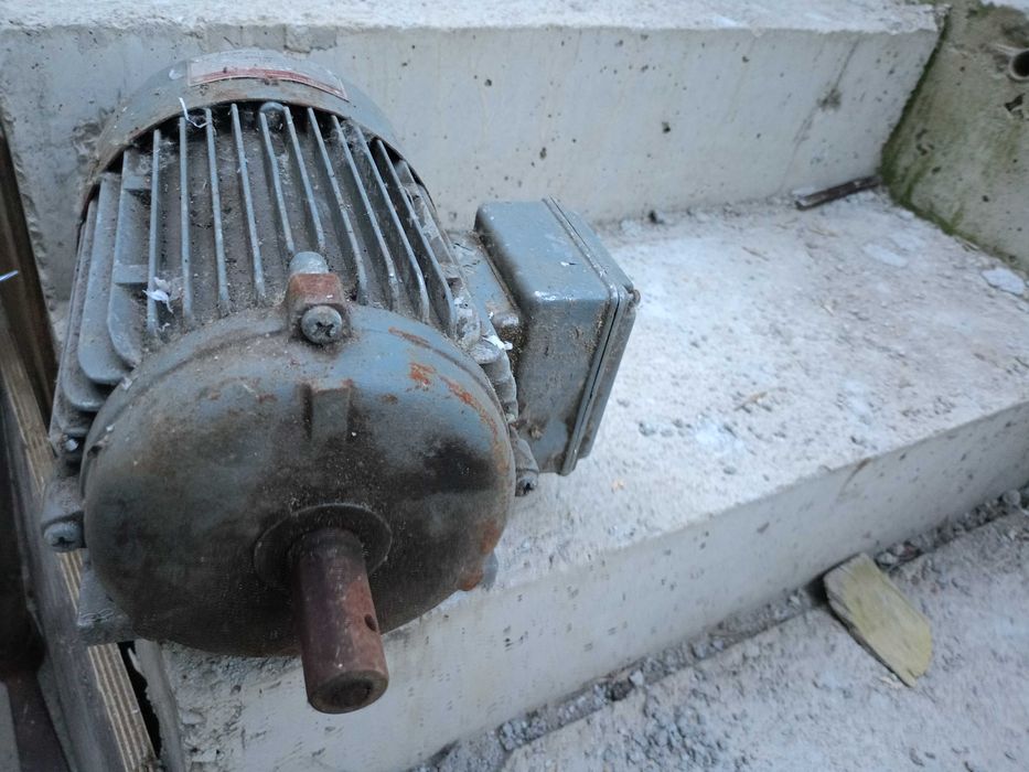 Двигател  трифазен