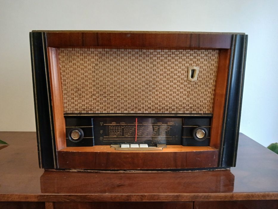 Radio cu lămpi marca Radio Popular LUX S 574 A,an 1957.