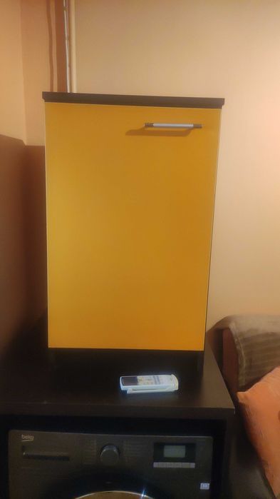 Секция с осветление и отделно шкафче