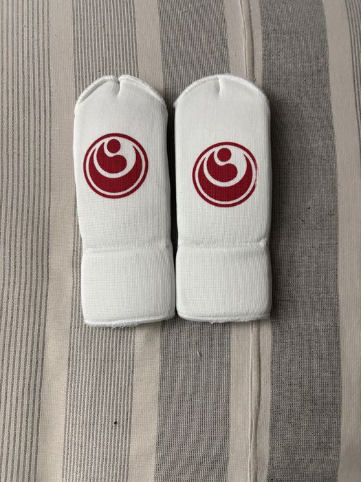 Продам щитки исами на ноги для каратэ