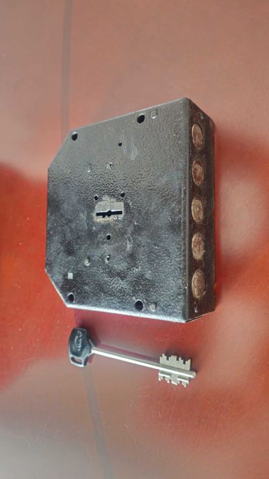 Замок на железную дверь