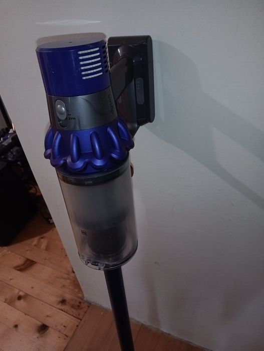 Отлична Dyson V10 безжична прахосмукачка с нова батерия и аксесоари