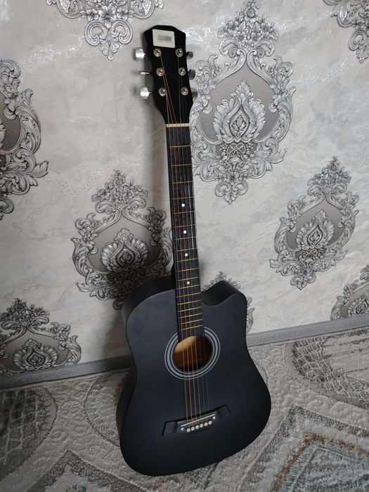 Gitara sotildi narxi kelishildi holatlari zo'r olinglar juda ham zo'r.