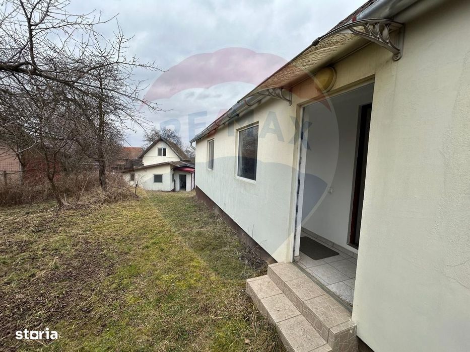 Casă de vânzare cu teren generos de 1.043 mp, două corpuri de locuit.