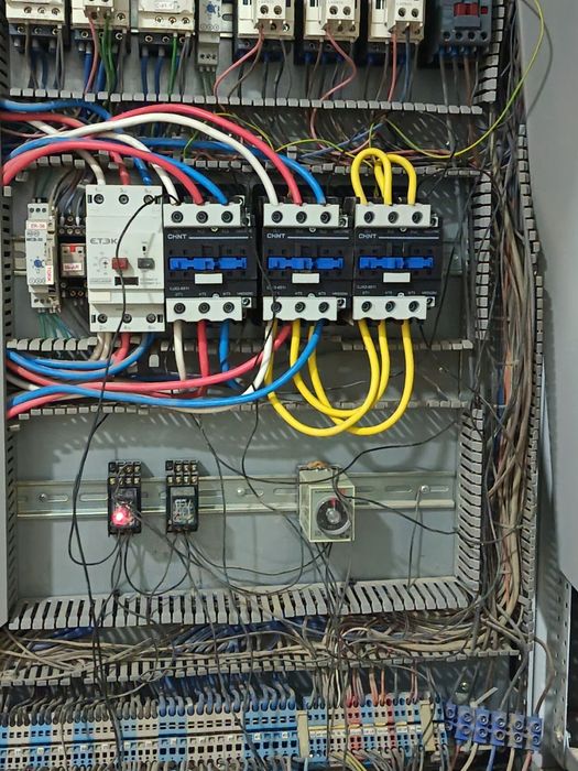 ELEKTRIK XIZMATLARI

Ism: Farxod Davranov
Kasb: Elektrik ustasi

Xiz