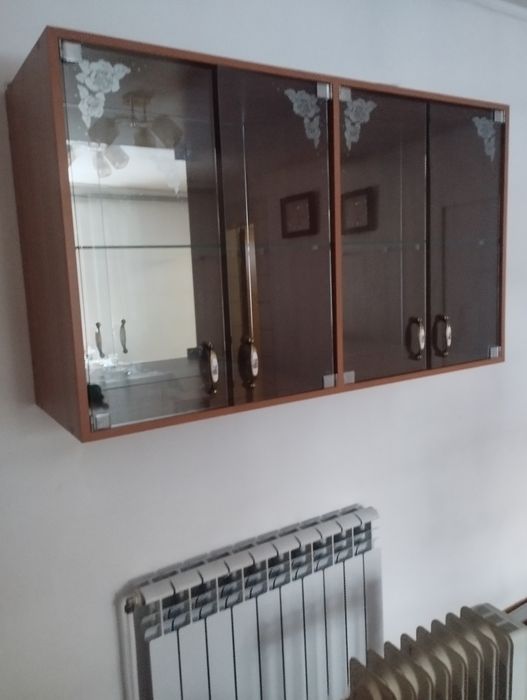 Подвесной шкаф с зеркалом для посуды. .