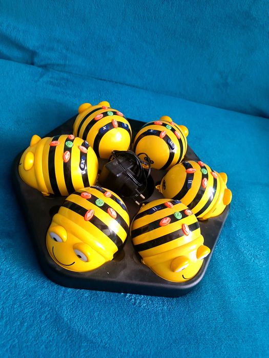 Set 6 roboti educationali Bee-Bot + statie de încarcare