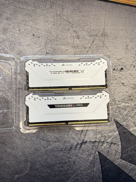 Kit RAM Corsair Vengeance RGB PRO White 16GB (2x8GB) DDR4 2666MHz