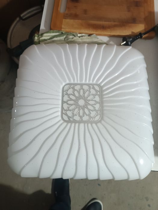 Потолочный плафон сотилади