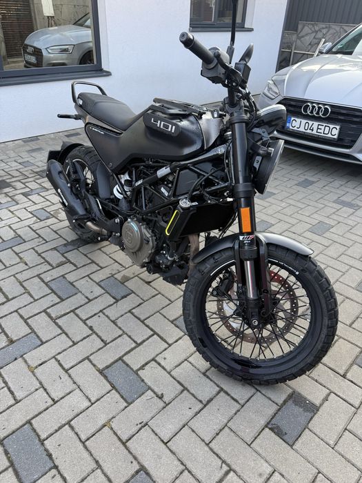 Husqvarna svartpilen 401 an 2023 cu 3700 km