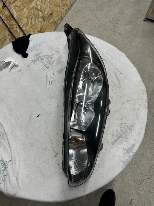 Far stânga ford fiesta