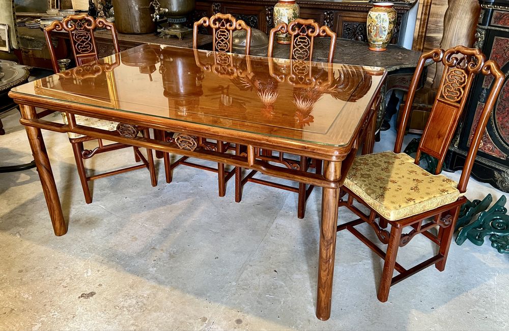 Masă din lemn masiv cu 4 scaune, stil asiatic, foarte elegantă și bine întreținută