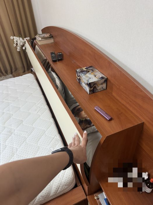 Спалня с практична ракла, две нощни шкафчета и матрак