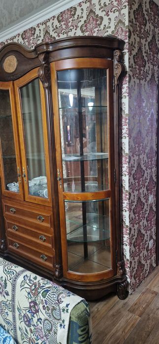 Сервант деревянный