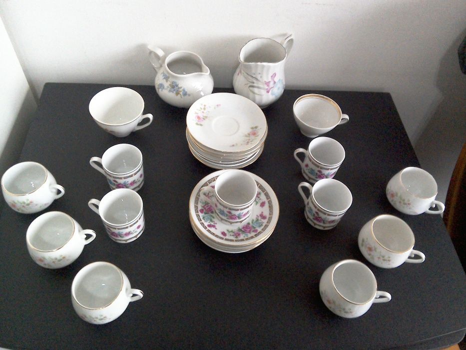 2 seturi (26 piese) de ceșcuțe mici + 2 letiere + alte 2 ceșcuțe mici