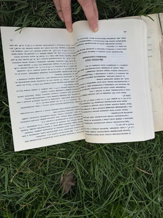 Книги разные энциклопедии, ноты.